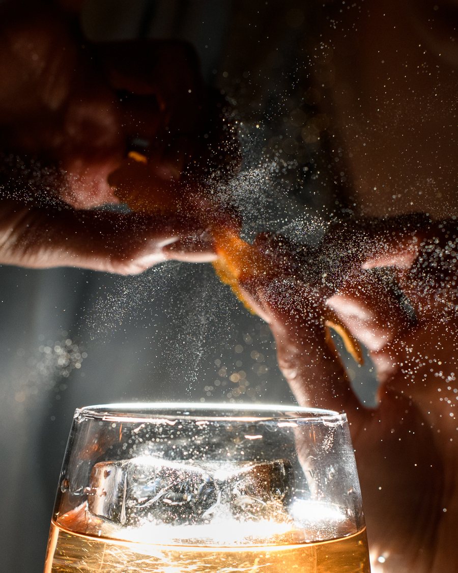 Drink con ghiaccio e spruzzo di scorza al banco
