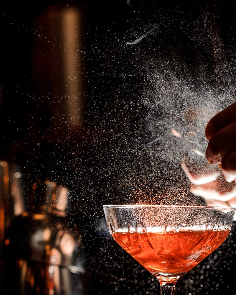 Finitura di un cocktail servito in coppa