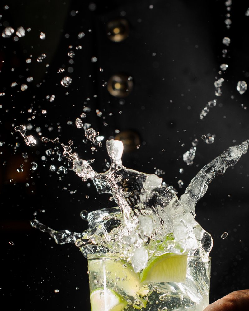 Drink con ghiaccio e lime al momento del servizio